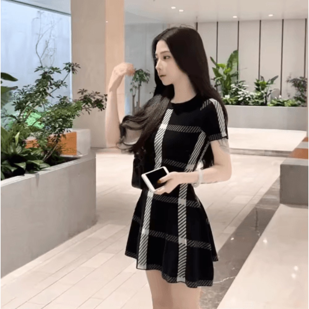 French Vintage Hepburn Knit Dress Elegant Waist Cinching Mini Dress 3