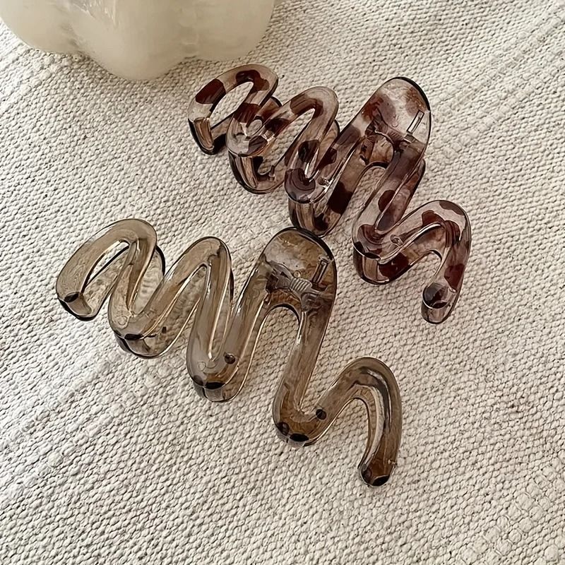 Y2K Wavy Amber Brown Large Claw Hair Clip Lightweight Glossy Design 3