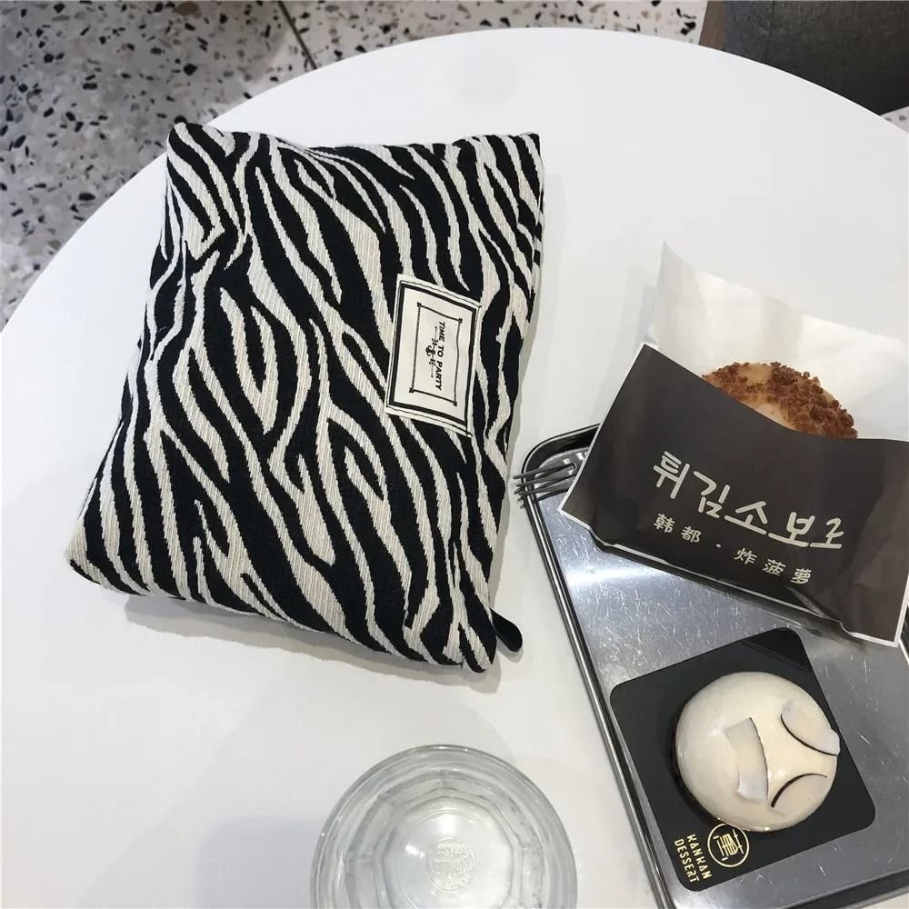 Large Leopard Cosmetic Bag Waterproof Canvas Makeup Organizer With Zipper For Travel 3