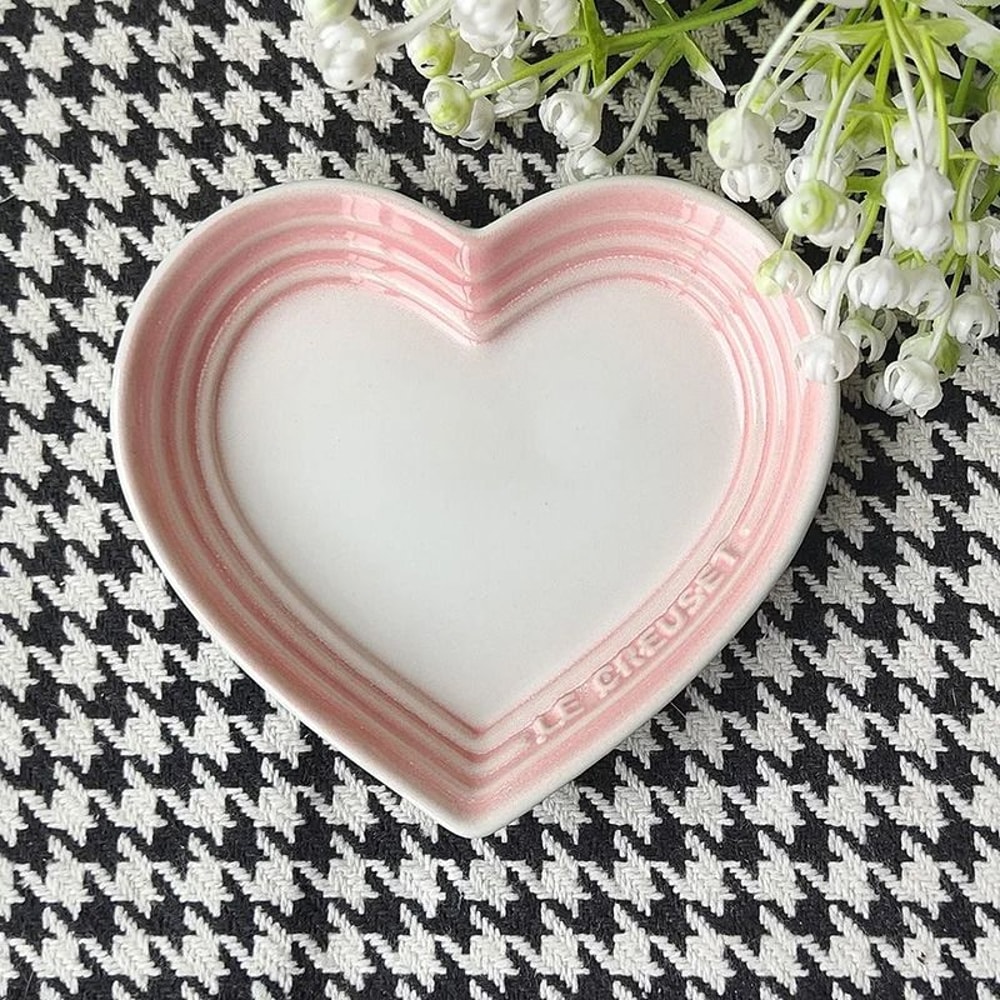 Heart Shaped Ceramic Cat Bowl For Stress Free Feeding And Anti Vomiting Support 1