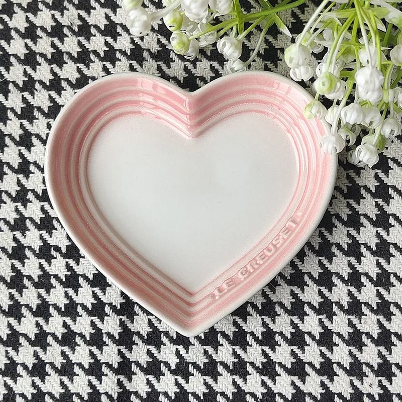 Heart Shaped Ceramic Cat Bowl For Stress Free Feeding And Anti Vomiting Support 1