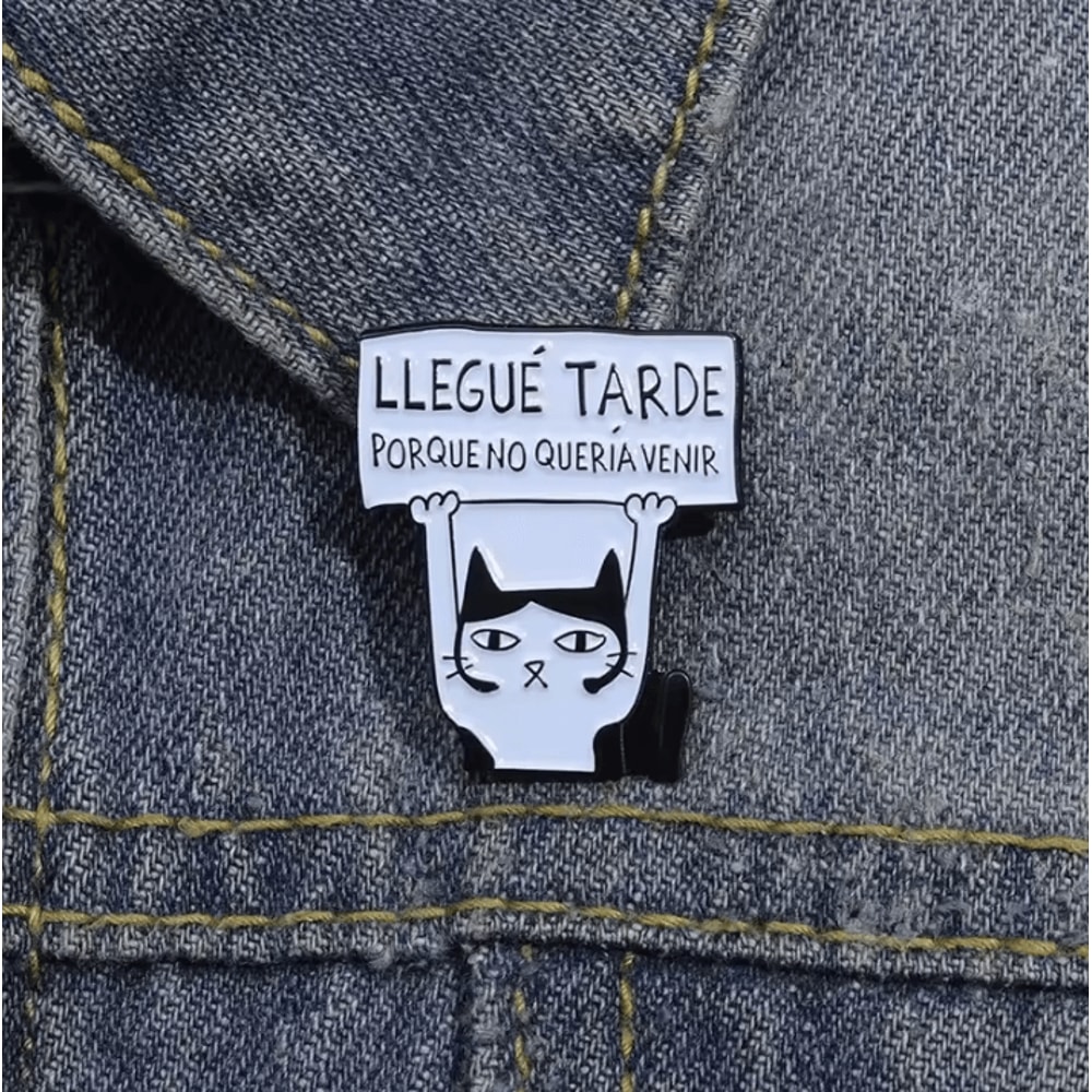 Tarde Porque No Queria Venir Cartoon Enamel Pin Funny Spanish Cat Brooch For Lapel Backpack Badge 0