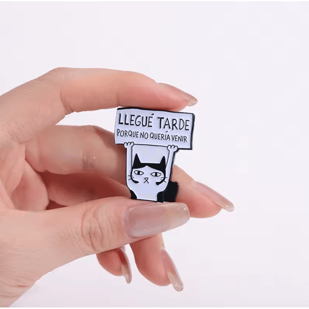 Tarde Porque No Queria Venir Cartoon Enamel Pin Funny Spanish Cat Brooch For Lapel Backpack Badge 1