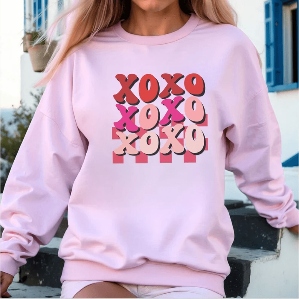 Valentines Day Sweatshirt For Women XOXO Heart Retro Crewneck Cute Valentine Pullover 1