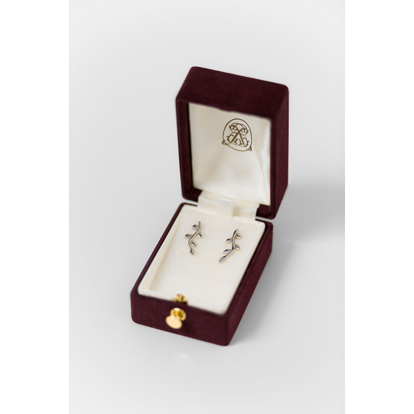 Bark-and-Berry-Oblong-Victoria-vintage-wedding-embossed-engraved-enameled-monogram-velvet-suede-earrings-necklace-pendant-bracelet-ring-box-002.jpg