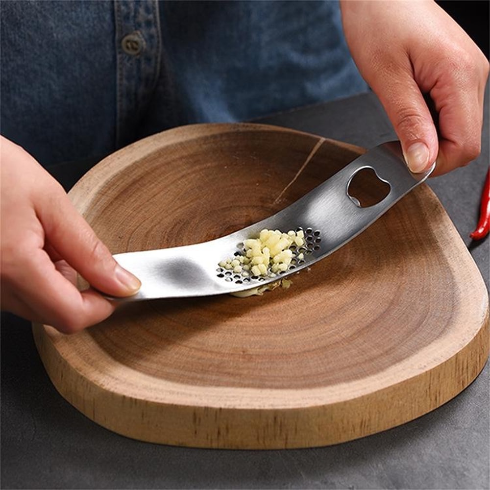 Stainless Steel Garlic Press Roller Manual Garlic Mincer Kitchen Tool 2