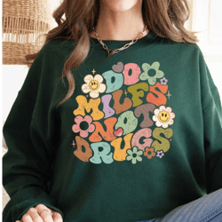 do milfs not drugs hoodie or sweatshirt, retro red ribbon, red ribbon week gift, red ribbon awareness, motivational tsh