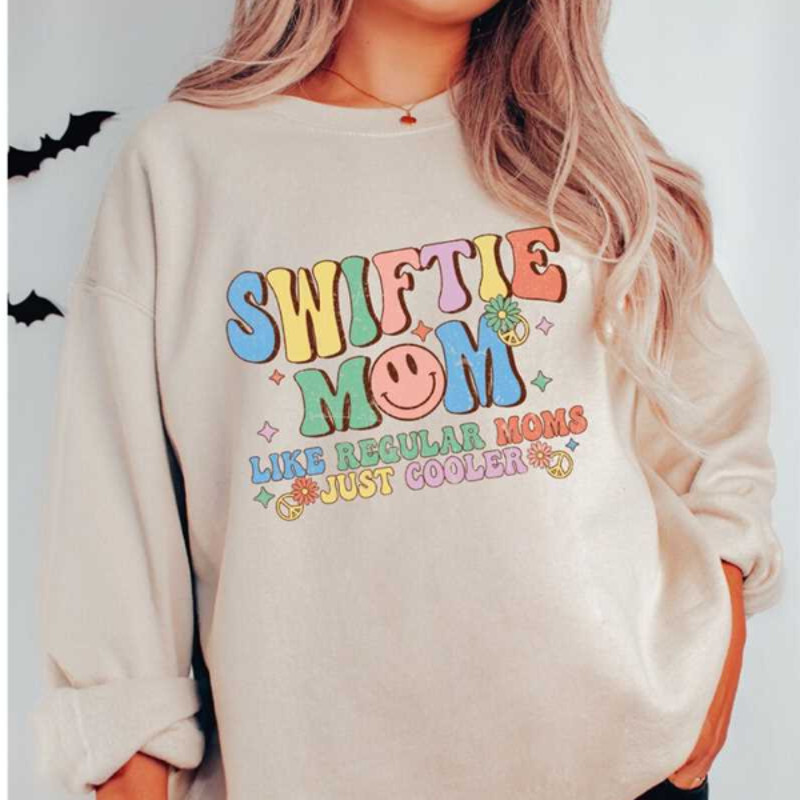 MR27102023141049swiftiemomsweatshirtandhoodieretromamasweatshirtimage1jpg