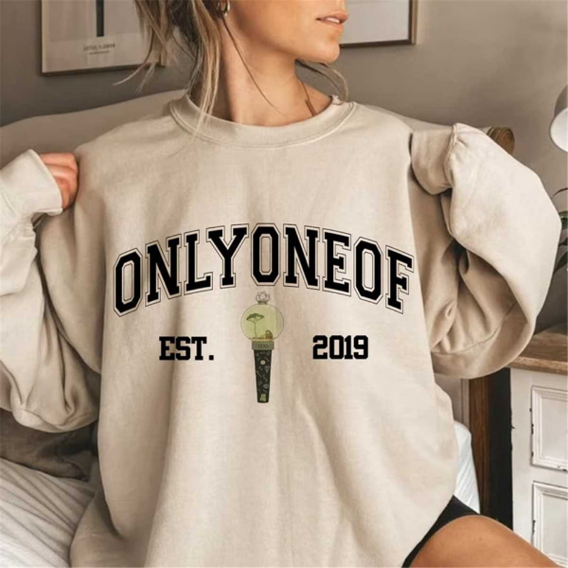 MR2842023155022onlyoneoftour2023sweatshirtonlyoneofworldtourshirtimage1jpg