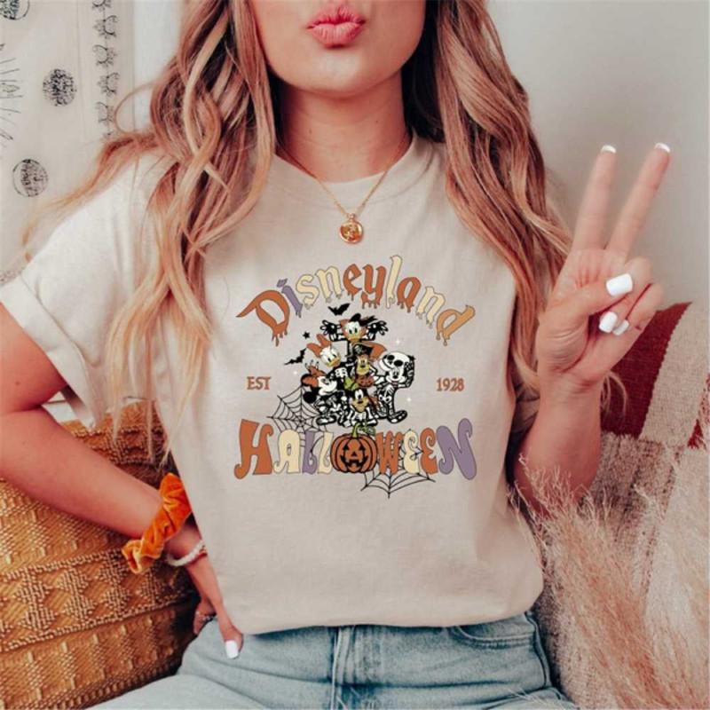 MR2510202391253disneylandhalloweentshirtmickeysnotsoscaryimage1jpg