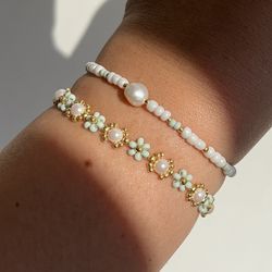 Light green beaded bracelets- Cute pearl accessories with green beads daisy, Summer floral jewellery set for her