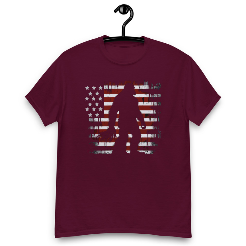 BIGFOOT ON THE BACKGROUND OF THE AMERICA FLAG Men's classic tee