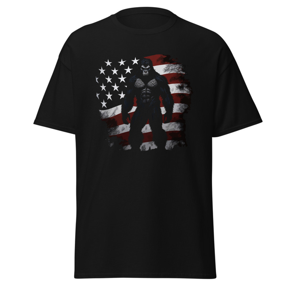BIGFOOT ON THE BACKGROUND OF THE AMERICA FLAG Men's classic tee