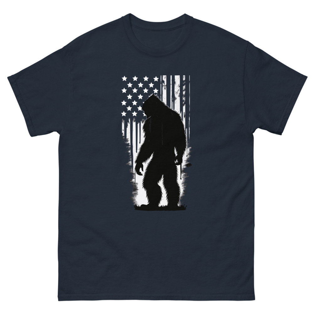 BIGFOOT ON THE BACKGROUND OF THE AMERICA FLAG Men's classic tee