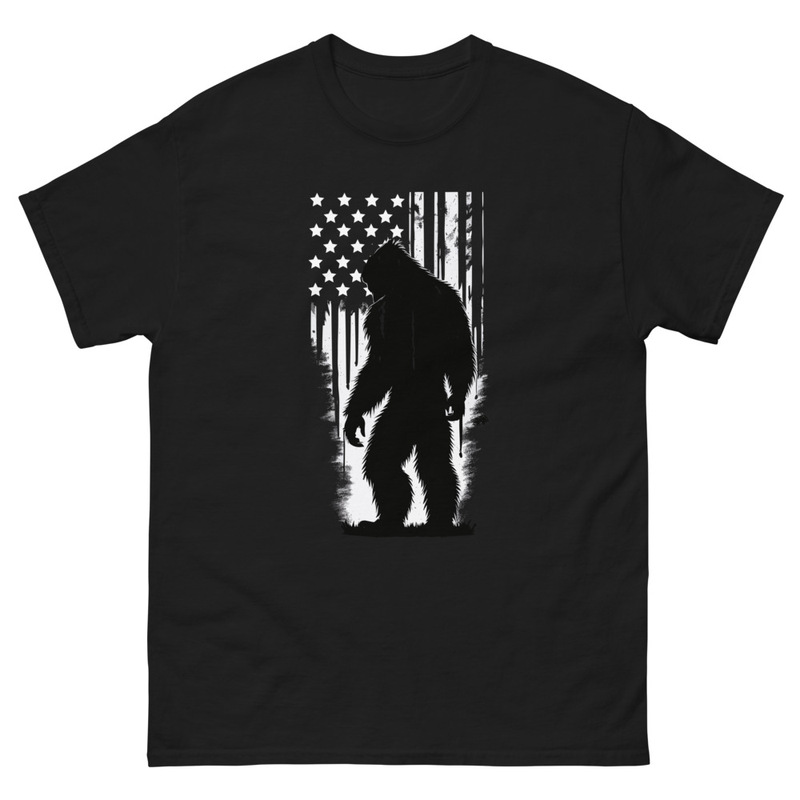 BIGFOOT ON THE BACKGROUND OF THE AMERICA FLAG Men's classic tee