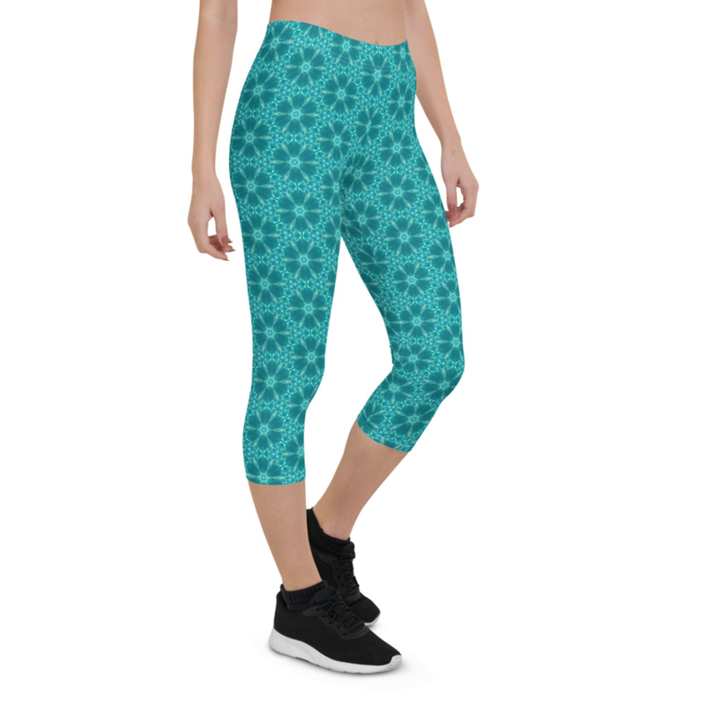 Aquatic Flowers Seamless Pattern Capri Leggings